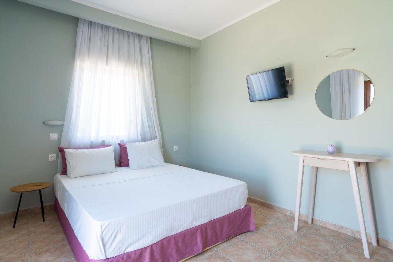 Serenity Hideaway Palaiochora Ngoại thất bức ảnh
